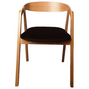 The Lars oak chair in modern Scandinavian style is made of 100% oak wood. image 4