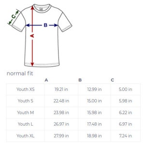 Pu&ograve; includere: T-shirt bianca con misure taglie per Ragazzi XS a XL. Il diagramma mostra le dimensioni A, B e C in pollici. Il testo "normal fit" &egrave; visualizzato sopra la tabella delle taglie.