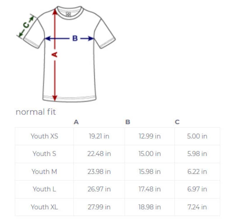 Pu&ograve; includere: T-shirt bianca con misure taglie per Ragazzi XS a XL. Il diagramma mostra le dimensioni A, B e C in pollici. Il testo "normal fit" &egrave; visualizzato sopra la tabella delle taglie.