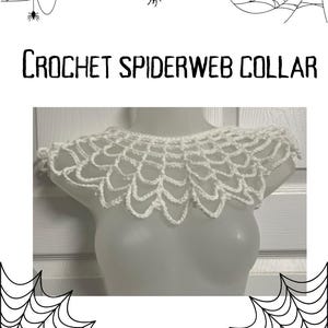 Może przedstawiać: Biały, szydełkowy kołnierz w kształcie pajęczyny, prezentowany na manekinie. Kołnierz ma ażurowy wzór przypominający pajęczynę. Tekst "CROCHET SPIDERWEB COLLAR" znajduje się nad kołnierzem.