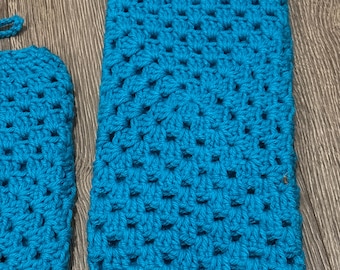 Könnte beinhalten: Zwei leuchtend blaue, rechteckige Häkeltaschen mit einem offenen Granny-Square-Muster. Jede Tasche ist aus Garn gefertigt und verfügt über eine kleine Schlaufe an der oberen Ecke zum Aufhängen oder Befestigen.