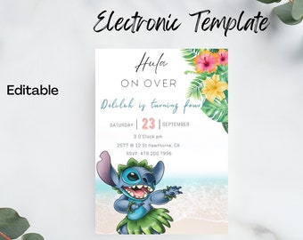 Pode incluir: Um personagem azul do Stitch, de Lilo & Stitch, está vestido com uma saia e um colar de flores havaianas. O convite é para uma festa Hula On Over para o quarto aniversário de Delilah. O convite inclui a data, a hora e o local da festa.