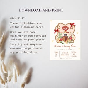 K&ouml;nnte beinhalten: Eine digitale Einladung, 12,7 cm x 17,8 cm, mit Western-Thema. Das Design zeigt einen Cowboyhut, Kakteen und florale Elemente. Der Text enth&auml;lt "Arianna wird drei!" und Veranstaltungsdetails. Bearbeitbar &uuml;ber Canva.