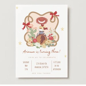 K&ouml;nnte beinhalten: Eine Geburtstagseinladung mit Cowgirl-Thema. Die Einladung zeigt eine Cartoon-Illustration eines Cowgirls auf einem Pferd, umgeben von Blumen und Kakteen. Der Text lautet "Arianna wird drei!" und enth&auml;lt Eventdetails.