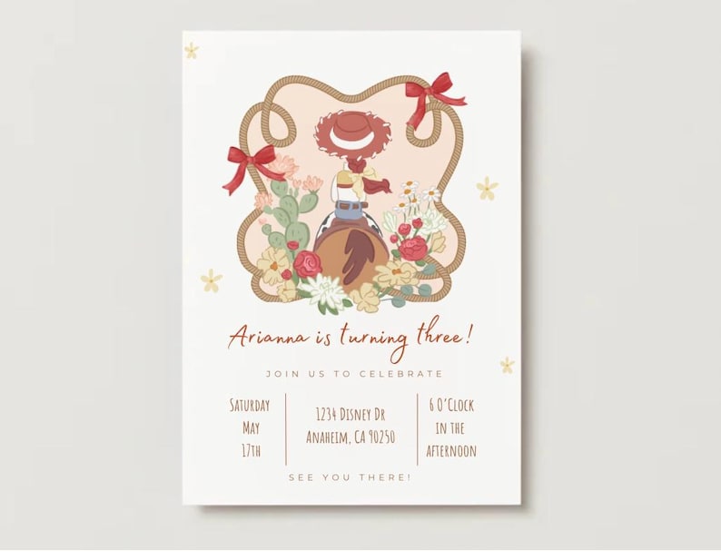 K&ouml;nnte beinhalten: Eine Geburtstagseinladung mit Cowgirl-Thema. Die Einladung zeigt eine Cartoon-Illustration eines Cowgirls auf einem Pferd, umgeben von Blumen und Kakteen. Der Text lautet "Arianna wird drei!" und enth&auml;lt Eventdetails.
