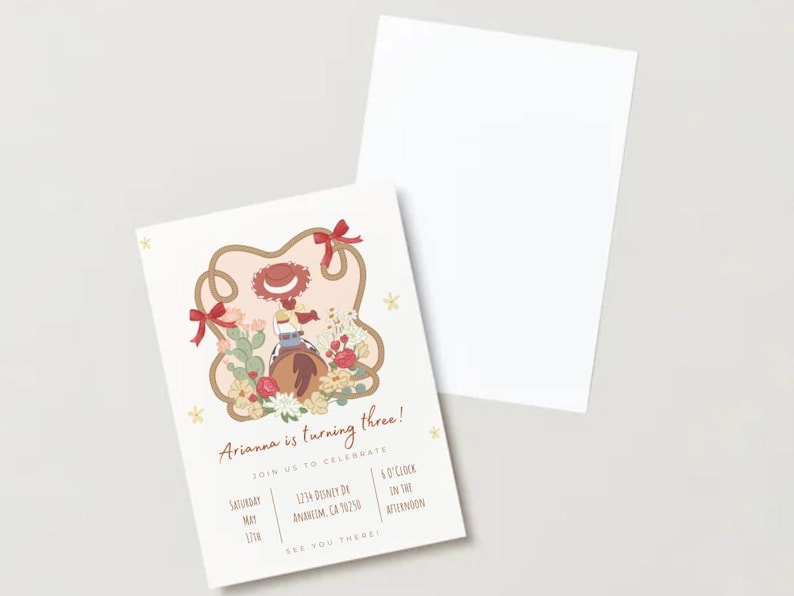 K&ouml;nnte beinhalten: Eine Geburtstagseinladung mit Cowboy-Thema. Die Einladung zeigt eine Cartoon-Illustration eines Cowboys auf einem Pferd, umgeben von Blumen und Kakteen. Der Text "Arianna is turning three!" wird in einer dekorativen Schriftart angezeigt.
