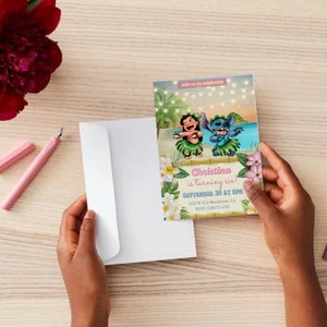 Peut inclure: Une carte d'invitation color&eacute;e avec une image de dessin anim&eacute; de Stitch et Lilo du film de Disney Lilo & Stitch. La carte est d&eacute;cor&eacute;e de fleurs tropicales et de lumi&egrave;res. Le texte sur la carte indique "Rejoignez-nous pour c&eacute;l&eacute;brer Christina a six ans ! Le 30 septembre &agrave; 17h00 2025 W 11 St, Hawthorne, CA RSVP [num&eacute;ro de t&eacute;l&eacute;phone]".
