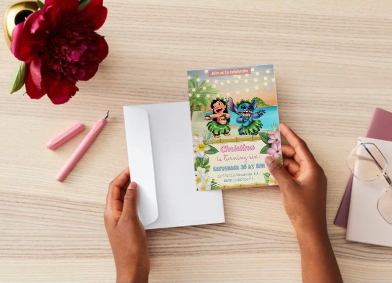 Peut inclure: Une carte d'invitation color&eacute;e avec une image de dessin anim&eacute; de Stitch et Lilo du film de Disney Lilo & Stitch. La carte est d&eacute;cor&eacute;e de fleurs tropicales et de lumi&egrave;res. Le texte sur la carte indique "Rejoignez-nous pour c&eacute;l&eacute;brer Christina a six ans ! Le 30 septembre &agrave; 17h00 2025 W 11 St, Hawthorne, CA RSVP [num&eacute;ro de t&eacute;l&eacute;phone]".