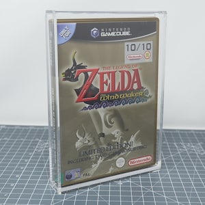 Op de afbeelding: Een limited edition The Legend of Zelda: The Wind Waker spel voor de Nintendo GameCube. De gamecase is goudkleurig met een afbeelding van Link en de titel van het spel. De case bevindt zich in een doorzichtige plastic beschermer.