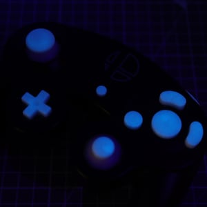 I pulsanti in resina personalizzati per Nintendo GameCube si illuminano al blu scuro