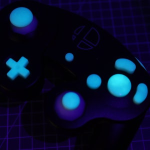 I pulsanti in resina personalizzati per Nintendo GameCube si illuminano al buio