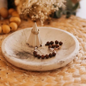 Handmade concrete tray | Minimalist decorative tray | Cement catchall | Modern tray for jewelry or bathroom Grand plateau 16 cm