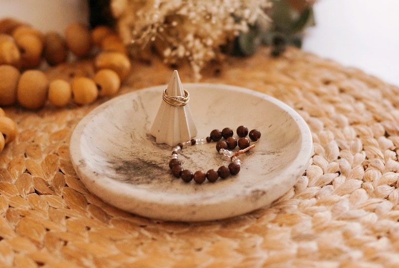 Handmade concrete tray | Minimalist decorative tray | Cement catchall | Modern tray for jewelry or bathroom Grand plateau 16 cm