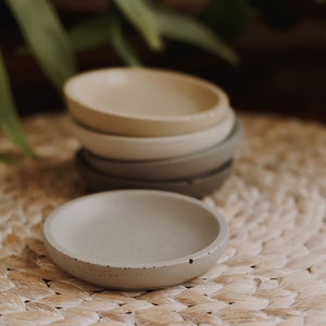 Handmade concrete tray | Minimalist decorative tray | Cement catchall | Modern tray for jewelry or bathroom image 3