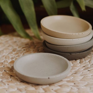 Handmade concrete tray | Minimalist decorative tray | Cement catchall | Modern tray for jewelry or bathroom image 1