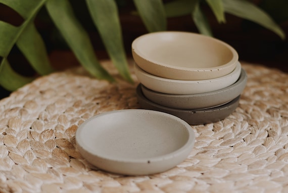 Plateau en béton fait main | Plateau décoratif minimaliste | Vide-poche en ciment | Plateau moderne pour bijoux ou salle de bain