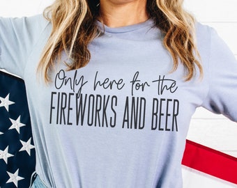 Solo aquí para los fuegos artificiales y cerveza SVG, divertido 4 de julio PNG, diseño de camisa del 4 de julio, día de la independencia, fuegos artificiales y cerveza PNG