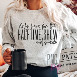 Seulement ici pour le spectacle de la mi-temps et les collations SVG, Football Party PNG, Funny Halftime Svg, Funny Sports Shirt svg, Football and Snacks Design