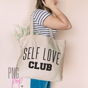 Puede incluir: Una bolsa de lona blanca con texto negro que dice "Self Love Club".