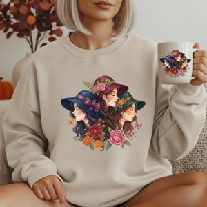 Design floral temperamental PNG, design de sublimação de mulher bruxa com chapéu, arte botânica temperamental, design de camisa gótica romântica, clipart de três irmãs