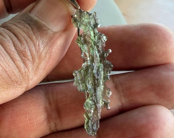 Besednice Jezkovna Moldavite Pendant - Lightning Bolt - 1.9 g