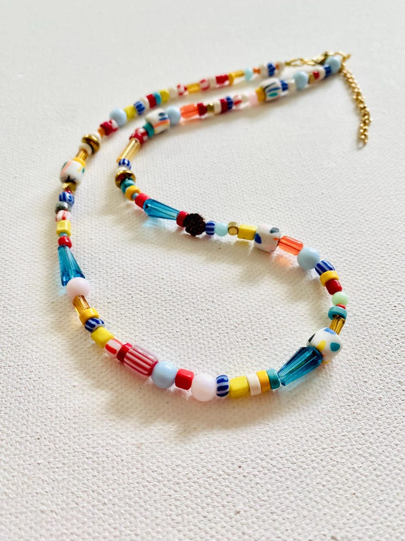 Collier Avec Perles Rouges Collier ras du cou coloré à petites perles rouges, bleues et jaunes ...