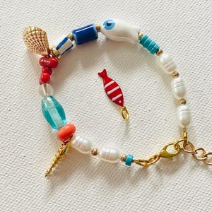 Bracelet à breloques poisson, bracelet de plage bleu turquoise, blanc et rouge. Bracelet poisson d'été.