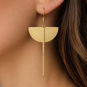Pendientes geométricos de media luna en oro.