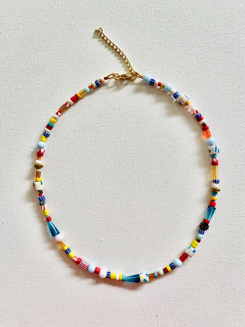 Collier Avec Perles Rouges Collier ras du cou coloré à petites perles rouges, bleues et jaunes ...