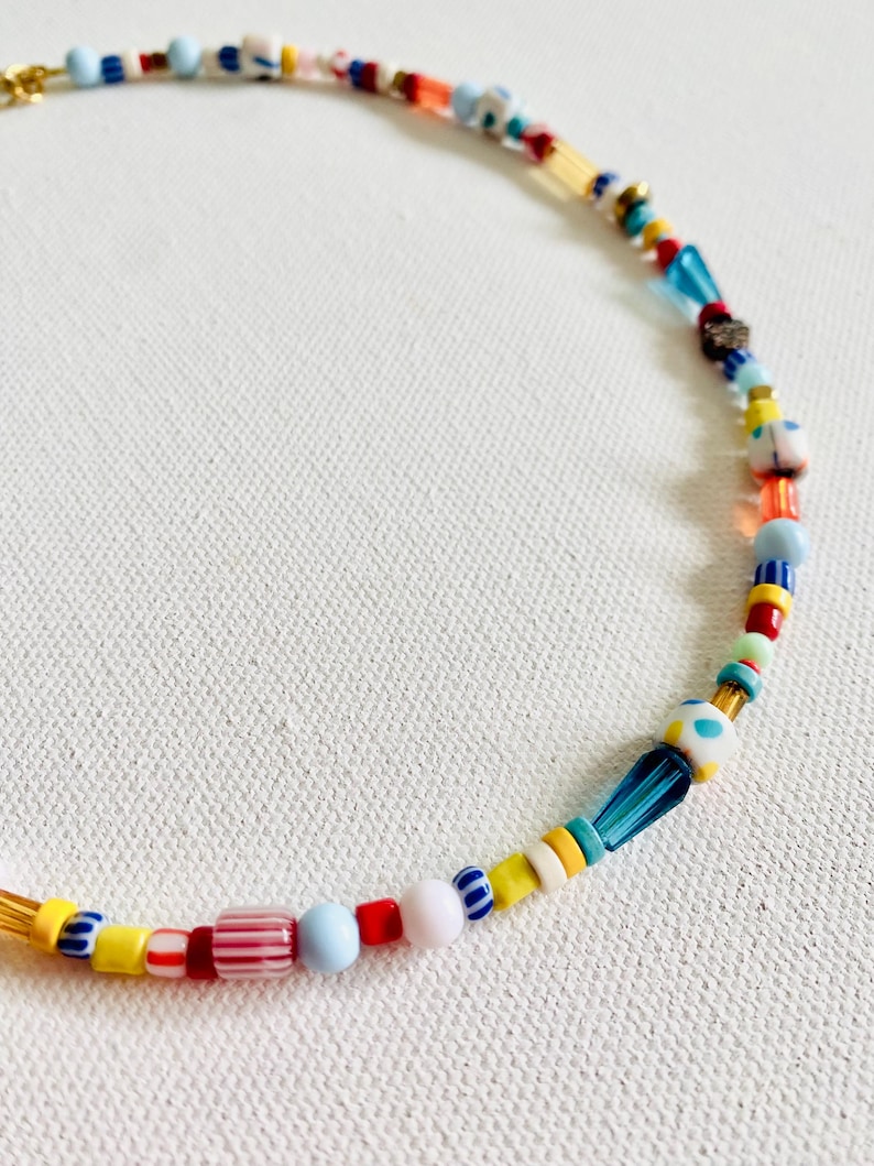 Collier Avec Perles Rouges Collier ras du cou coloré à petites perles rouges, bleues et jaunes ...