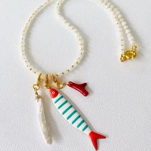 Fisch Charm, Perlen Charm, Korallenkette. Traumhafte Halskette. Gold weiß Perlen Bettelkette. Sommerliche Halskette. Maritime Bettelkette