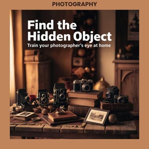 Peut inclure: Couverture de livre avec le titre "Find the Hidden Object" et le texte "Train your photographer's eye at home." Plusieurs appareils photo vintage sont disposés sur une table en bois avec des livres et une image encadrée. La couverture dit aussi "10 exercices pour entraîner votre œil de photographe."