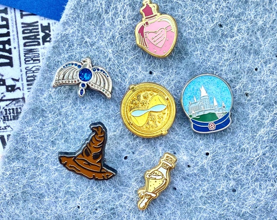 Mini Pin Lucky potion, Love Potion, Skull potion, Time Machine, Diadem, Ugly sweater, Snow globe, enamel pin