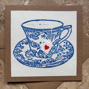 Theekopje handgedrukte linosnedekaart, verjaardag, jubileum, bedankje, Moederdag, kaart theeliefhebber, blauw porseleinen theekopje, wilgenpatroon