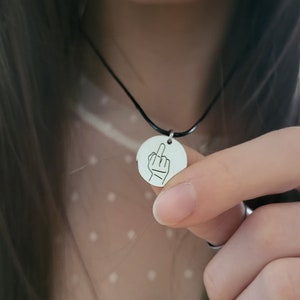 Middle finger charm - .de