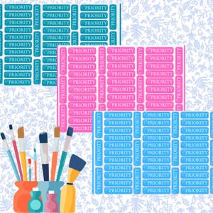 Könnte beinhalten: Rechteckige Aufkleber in Blau, Rosa und Türkis mit dem Wort „PRIORITY“. Die Aufkleber sind in Reihen angeordnet. Pinsel und Kunstzubehör befinden sich in einem Keramiktopf in der unteren linken Ecke.