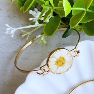 Daisy Pressed Flower Bangle Bracelet | Dry White Flower Bangle | April Birth Flower Daisy | Resin Dried Floral Daisy Chrysanthemum Bracelet