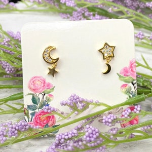 Set di orecchini con minuscola luna crescente e stella / Orecchini a bottone asimmetrici spaiati / Orecchini a forma di stella celeste / Orecchini spaiati minimalisti