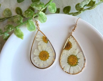 HOOK or CLIP-ON Daisy Pressed Flower Earrings | Dry White Teardrop | April Birth Flower Daisy | Resin Dried Floral Dangle Drop Chrysanthemum