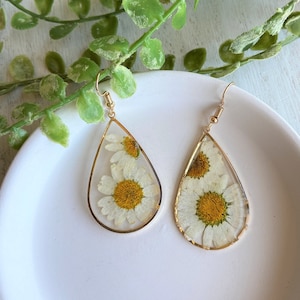 HOOK or CLIP-ON Daisy Pressed Flower Earrings | Dry White Teardrop | April Birth Flower Daisy | Resin Dried Floral Dangle Drop Chrysanthemum