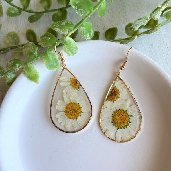 Daisy Pressed Flower Earrings | Dry White Flower Teardrop Earrings | April Birth Flower Daisy | Resin Dried Floral Dangle Drop Chrysanthemum