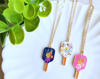 Hypoallergene Pickleball Halskette | Pickleball Halsketten-Ohrringe Set | Gurke Schmuck-Set | Pickleball Ohrstecker Emaille Paddel Charm Sport Geschenk
