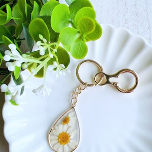 Pressed Flower Keychain Resin Daisy Dry White Floral Keychain Gift Her Mom April Birth Flower Daisy Resin Dried Floral Chrysanthemum Daisy keychain A