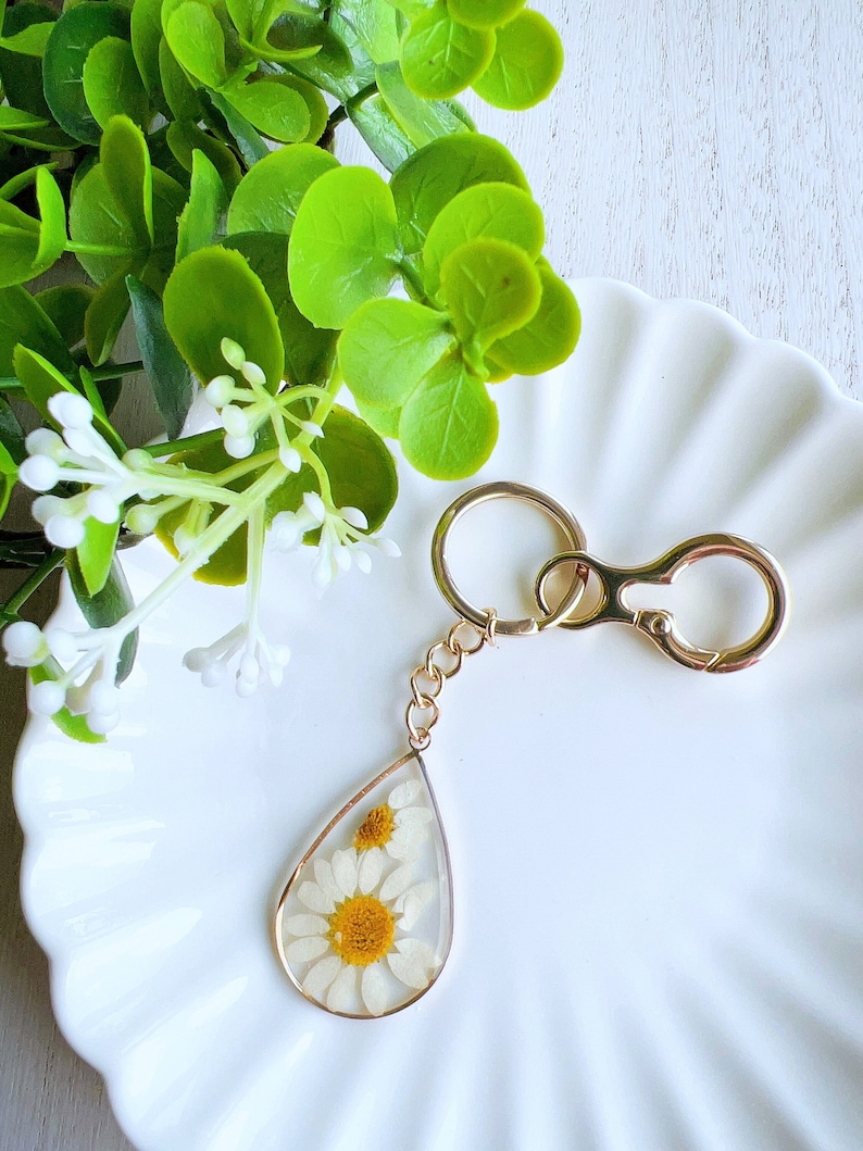 Pressed Flower Keychain Resin Daisy Dry White Floral Keychain Gift Her Mom April Birth Flower Daisy Resin Dried Floral Chrysanthemum Daisy keychain A