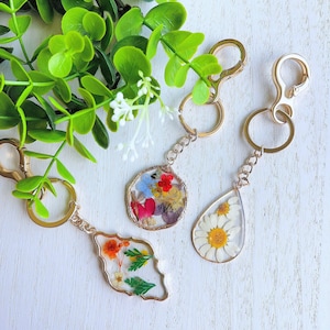 Pressed Flower Keychain Resin Daisy Dry White Floral Keychain Gift Her Mom April Birth Flower Daisy Resin Dried Floral Chrysanthemum image 1