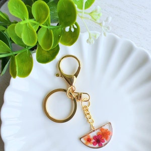 Pressed Flower Keychain Resin Daisy Dry White Floral Keychain Gift Her Mom April Birth Flower Daisy Resin Dried Floral Chrysanthemum Moon keychain A