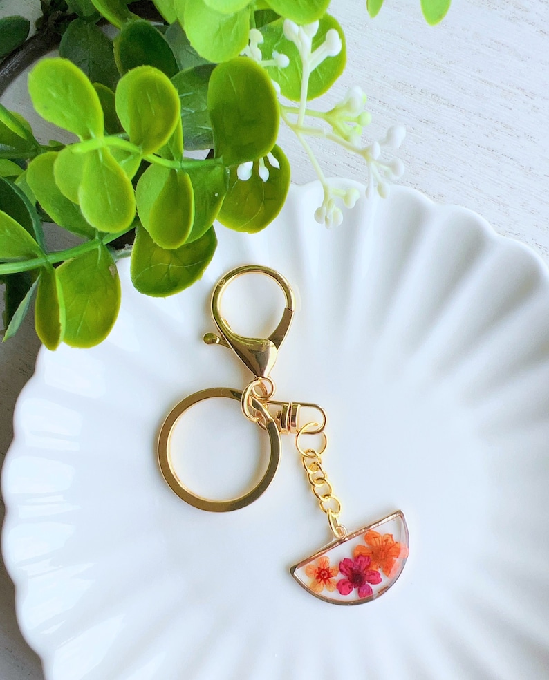 Pressed Flower Keychain Resin Daisy Dry White Floral Keychain Gift Her Mom April Birth Flower Daisy Resin Dried Floral Chrysanthemum Moon keychain A