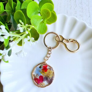 Pressed Flower Keychain Resin Daisy Dry White Floral Keychain Gift Her Mom April Birth Flower Daisy Resin Dried Floral Chrysanthemum Circle keychain A