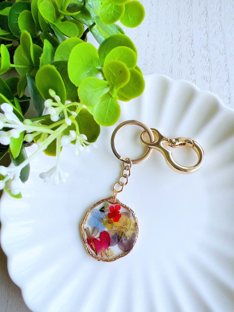 Pressed Flower Keychain Resin Daisy Dry White Floral Keychain Gift Her Mom April Birth Flower Daisy Resin Dried Floral Chrysanthemum Circle keychain A