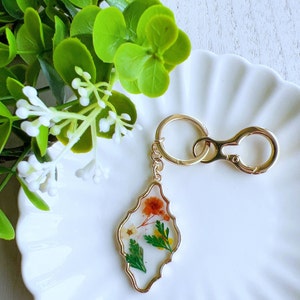 Pressed Flower Keychain Resin Daisy Dry White Floral Keychain Gift Her Mom April Birth Flower Daisy Resin Dried Floral Chrysanthemum Diamond keychain A
